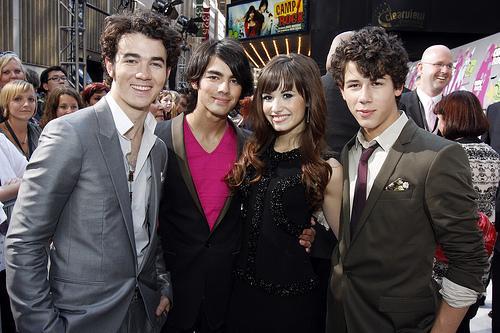 http://complementosmoda.es/noticias/wp-content/plugins/wp-o-matic/cache/7a114_demi_lovato_the_jonas_brothers_world_tour.jpg